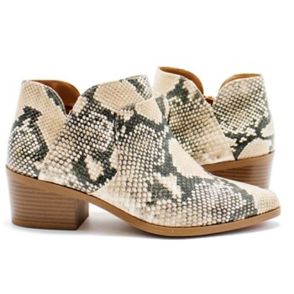Style & Co. Womens Vidyaa Faux Leather Ankle Boots
in Snakeskin 
Sz 6.5
NWT